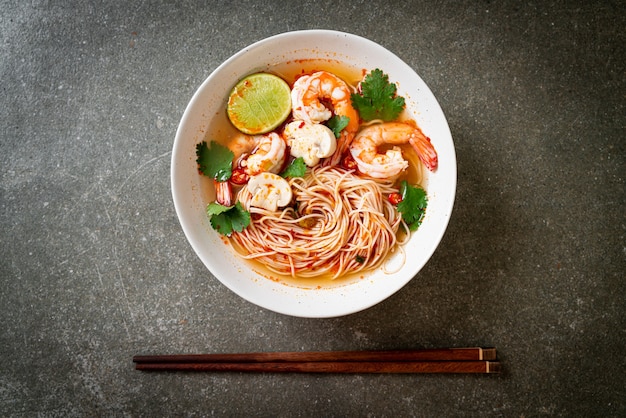 Nouilles Avec Soupe épicée Et Crevettes Dans Un Bol Blanc (tom Yum Kung) - Style De Cuisine Asiatique