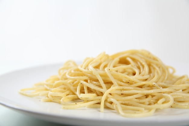 Nouilles spaghetti isolés en fond blanc