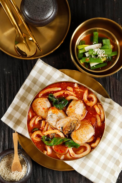 Nouilles de style chinois Udon aux fruits de mer populaires en Corée ou Jjampong