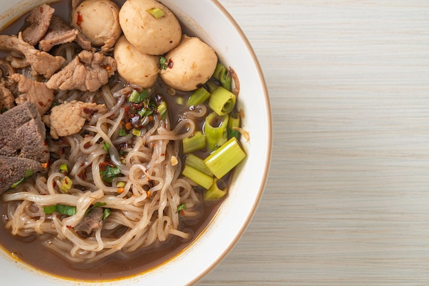 Nouilles thaïlandaises au porc, porc mijoté, boulettes de viande et foie de porc dans une soupe de sang - style nouilles thaïlandaises