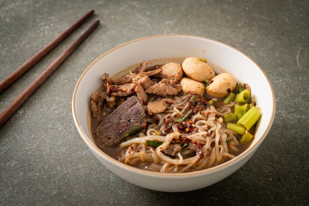 Nouilles thaïlandaises au porc, ragoût de porc, boulettes de viande et foie de porc dans une soupe au sang - style nouilles thaïlandaises