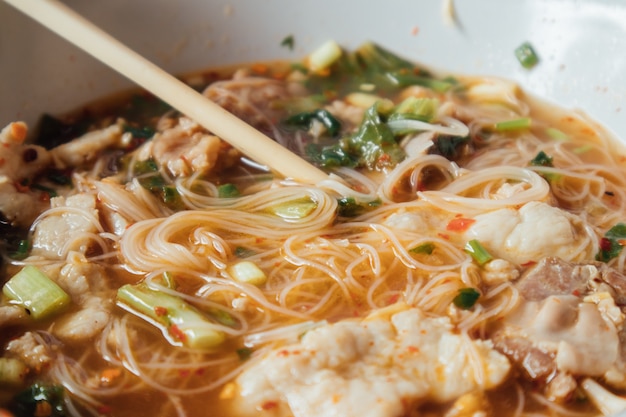 Photo nouilles thaïlandaises épicées au porc et à la soupe.