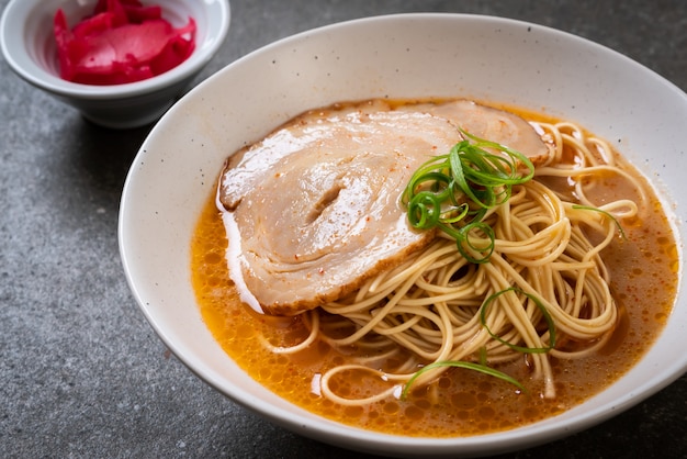 nouilles tonkotsu ramen au porc chaashu