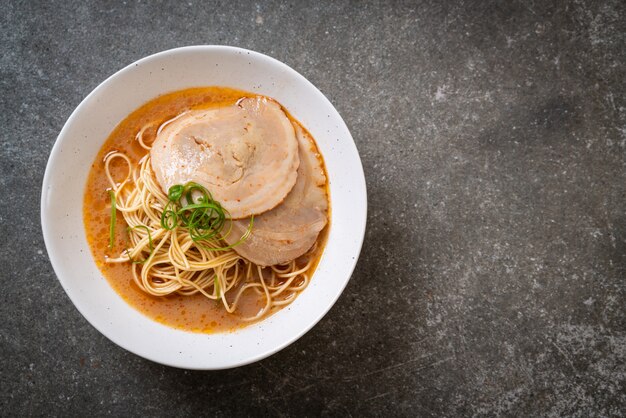 nouilles tonkotsu ramen au porc chaashu