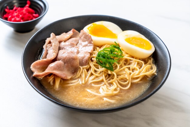 nouilles tonkotsu ramen au porc et à l'œuf