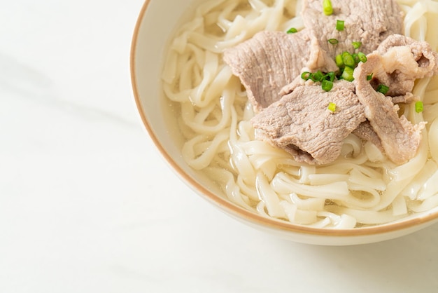 Nouilles Udon au porc dans une soupe claire