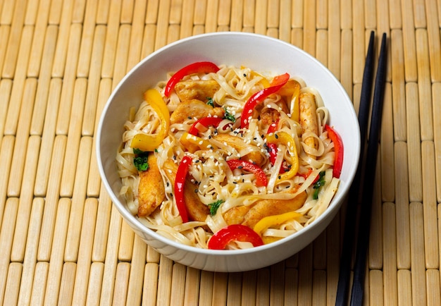 Nouilles udon au poulet, poivre et sésame. Nourriture chinoise.