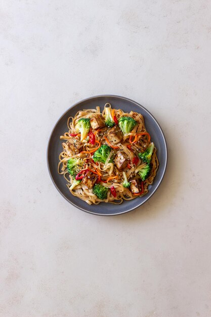 Nouilles udon au tofu brocoli carottes poivre et sésame Alimentation saine Cuisine végétarienne Cuisine asiatique