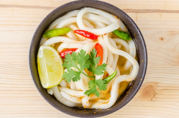 Nouilles Udon Chaudes Et épicées