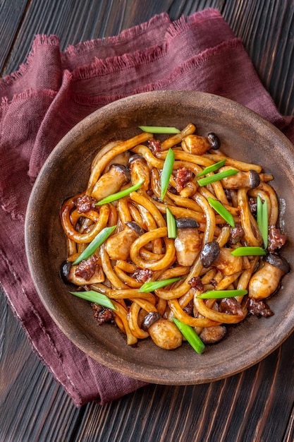 Des nouilles d'udon frites mélangées