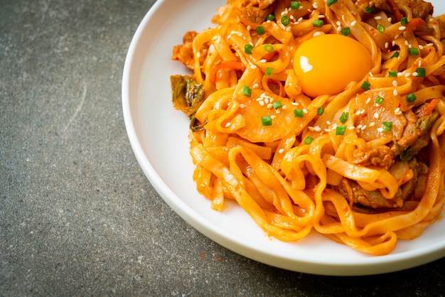 nouilles udon sautées au kimchi et au porc - cuisine coréenne