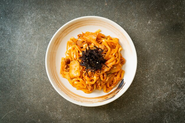 Nouilles Udon Sautées Au Kimchi Et Au Porc - Style De Cuisine Coréenne