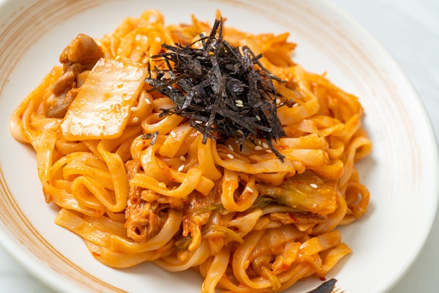 nouilles udon sautées au kimchi et au porc - style de cuisine coréenne