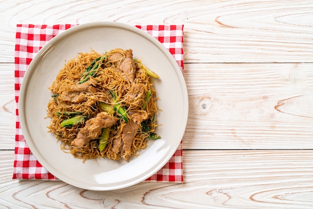 Nouilles de vermicelles de riz sautées avec sauce soja noire et porc - cuisine asiatique