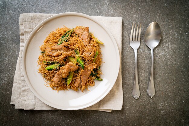 Nouilles de vermicelles de riz sautées avec sauce soja noire et porc