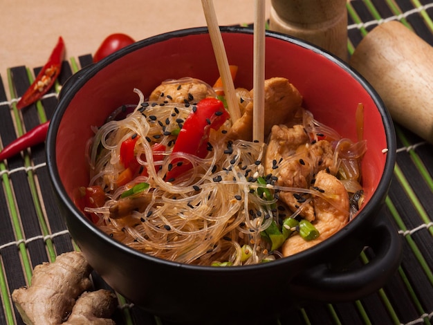 Nouilles de verre au poulet et légumes de style asiatique