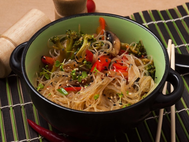 Nouilles de verre avec des légumes en gros plan de style asiatique