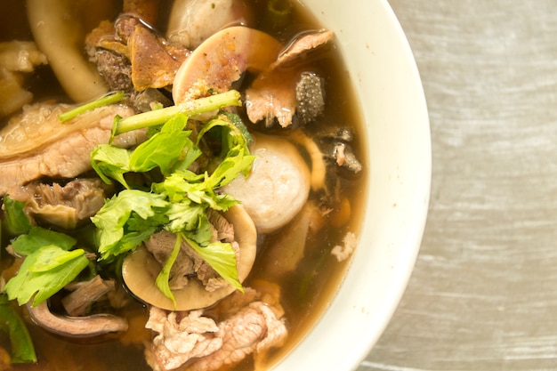 Nouilles de viande à la chinoise avec soupe de boeuf