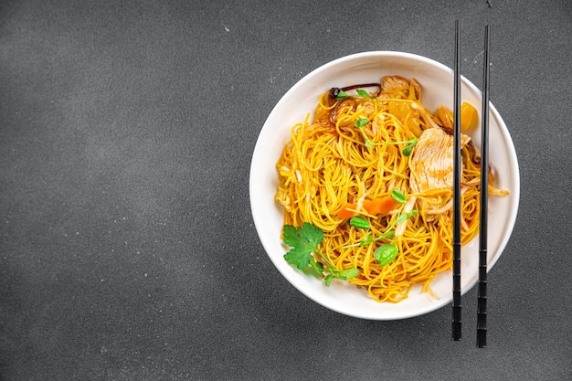 nouilles viande de poulet repas de légumes nourriture collation sur la table copie espace arrière-plan alimentaire haut rustique