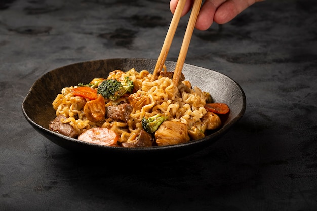 Nouilles Yakisoba Plat Yakisoba avec viande poulet et légumes