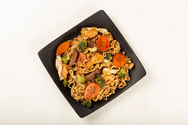 Nouilles Yakisoba Plat Yakisoba avec viande poulet et légumes