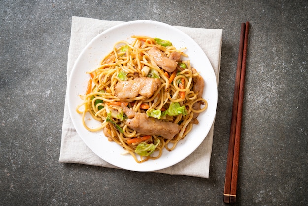 Photo nouilles yakisoba sautées au porc