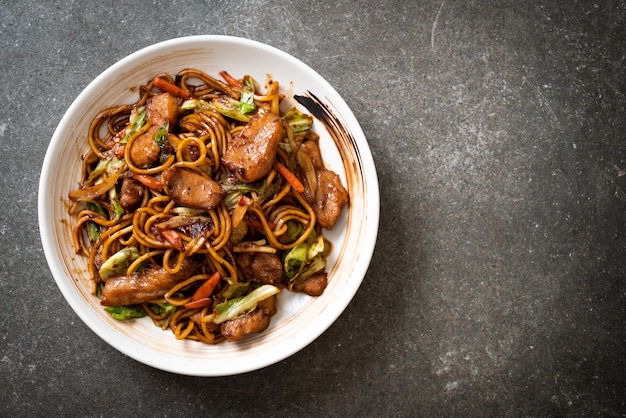 nouilles yakisoba sautées au porc