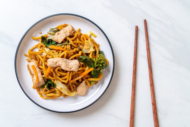 nouilles yakisoba sautées au poulet