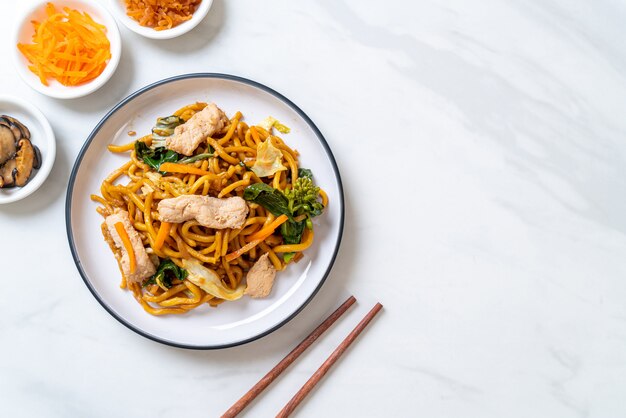 nouilles yakisoba sautées au poulet