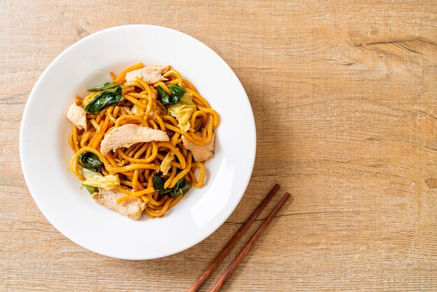 nouilles yakisoba sautées au poulet