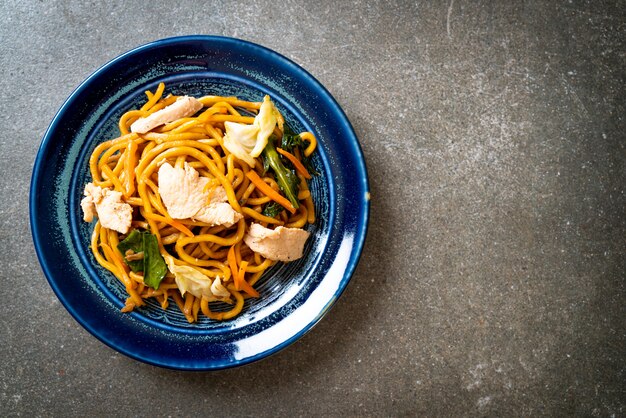 nouilles yakisoba sautées au poulet