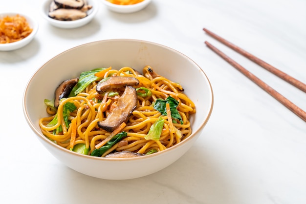 nouilles yakisoba sautées aux légumes dans un style asiatique - nourriture végétalienne et végétarienne