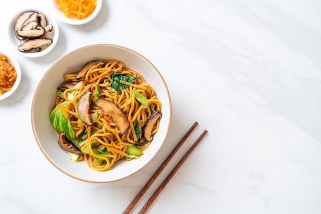 nouilles yakisoba sautées aux légumes dans un style asiatique, nourriture végétalienne et végétarienne