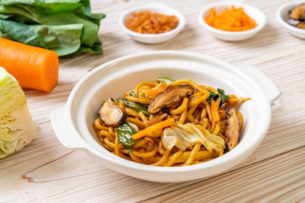 nouilles yakisoba sautées aux légumes dans un style asiatique - nourriture végétalienne et végétarienne