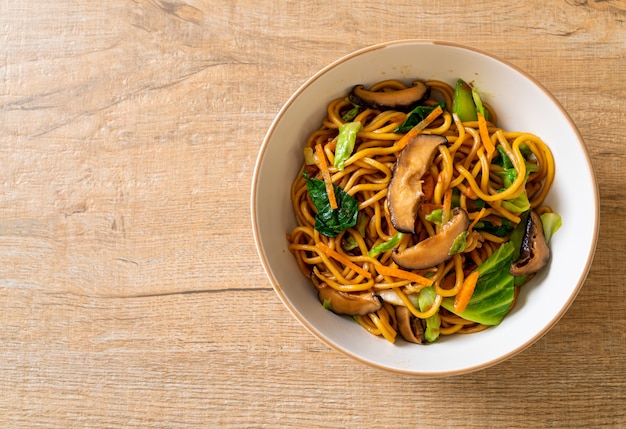 nouilles yakisoba sautées aux légumes dans un style asiatique. nourriture végétalienne et végétarienne