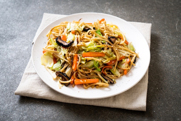 nouilles yakisoba sautées aux légumes