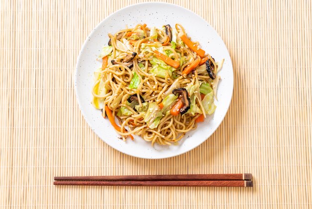 nouilles yakisoba sautées aux légumes