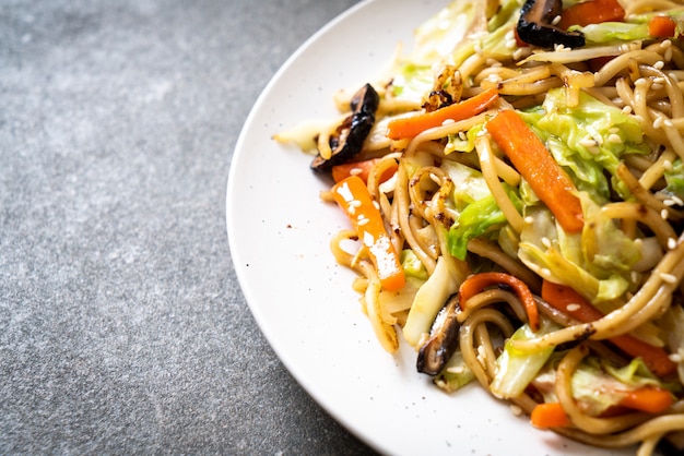 nouilles yakisoba sautées aux légumes