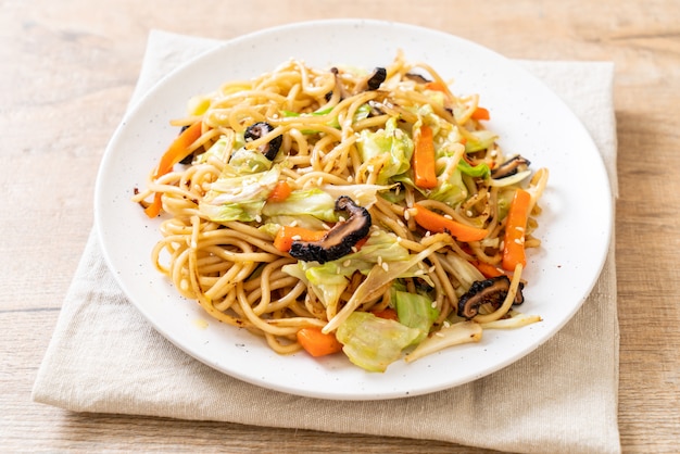 nouilles yakisoba sautées aux légumes