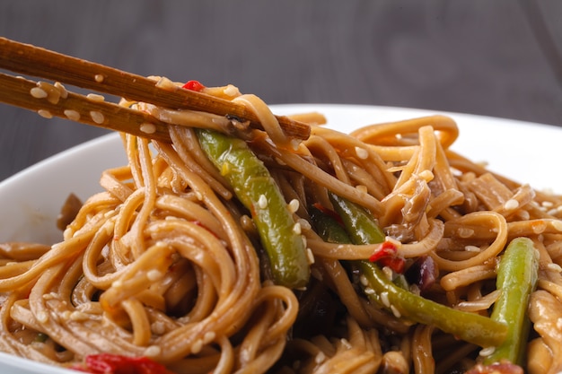 Nouilles yakisoba sautées aux légumes