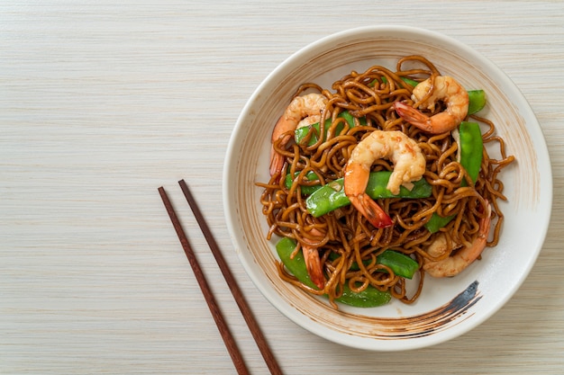 nouilles yakisoba sautées aux pois verts et crevettes - style cuisine asiatique