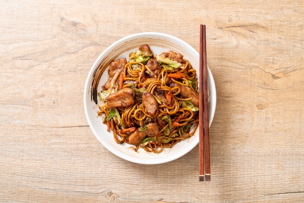 nouilles yakisoba sautées avec du porc