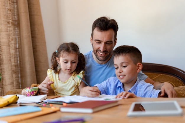 La nounou apprend aux enfants à écrire et les prépare à l'école, se réjouit de leur réussite et surveille le processus d'apprentissage.