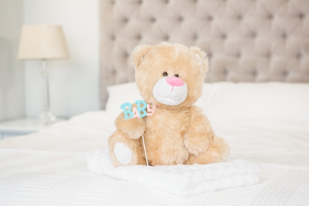 Nounours et bébé sur le lit