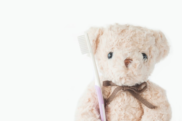 Nounours tient une brosse à dents