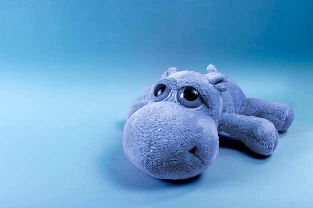 Nounours triste concept lundi bleu sur fond bleu