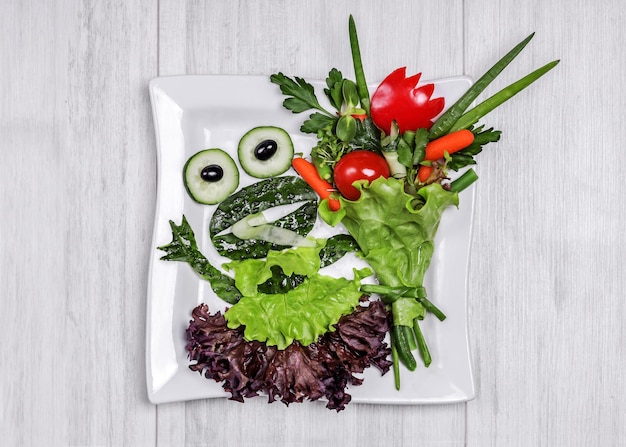 Nourrir les enfants avec des légumes sains avec un décor amusant sur une assiette