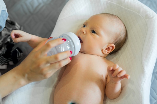 nourrir un petit bébé au biberon