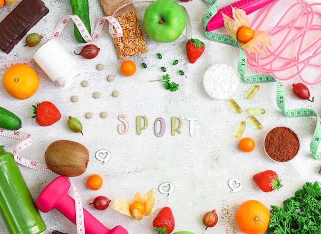 Nourriture et accessoires sportifs sur ciment