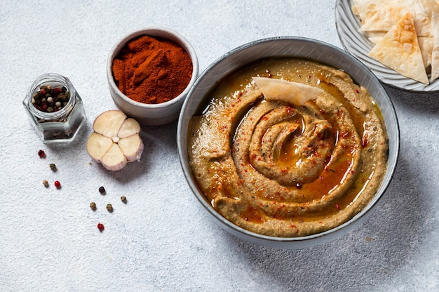 Nourriture arabe baba ganoush gros plan sur l'assiette et ingrédients sur la table. Babaganush ou caviar d'aubergine. Aubergines au four. Trempette d'aubergines turques baba ganoush.